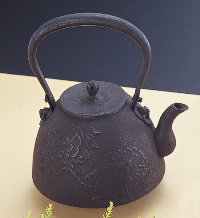 鉄瓶　南部型牡丹／南部鉄器